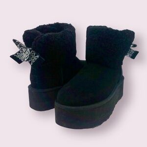 UGG® Classic Mini Maxi Curly in Black